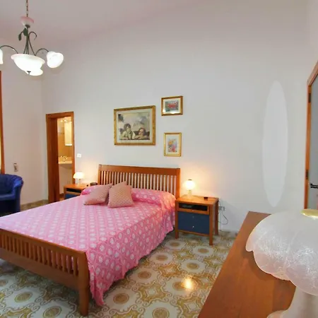 Casa Lucrezio 게스트하우스 *